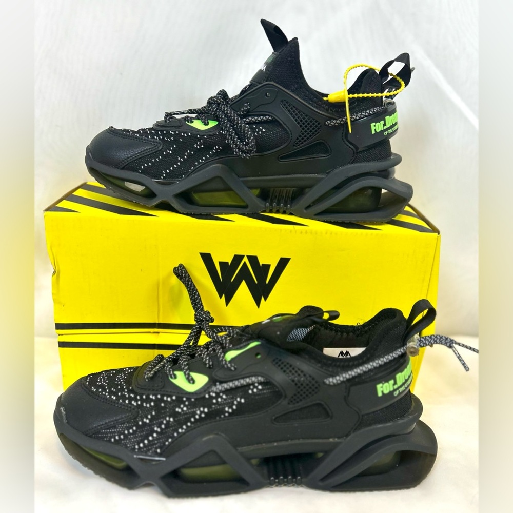 New Sakitama Blade Men’s Black Running Sneakers / Size 8